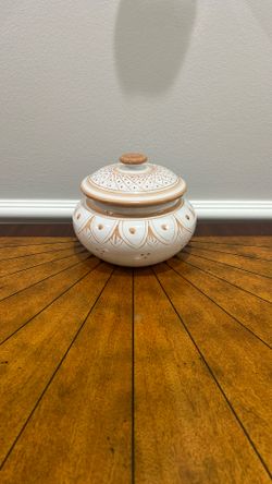 Hand painted Off-white Ceramic Pot