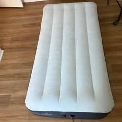 Inflatable Fast Fill Twin Air Mattress with bag