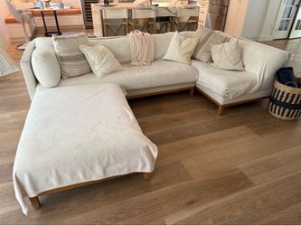 Interior Define Sectional Couch