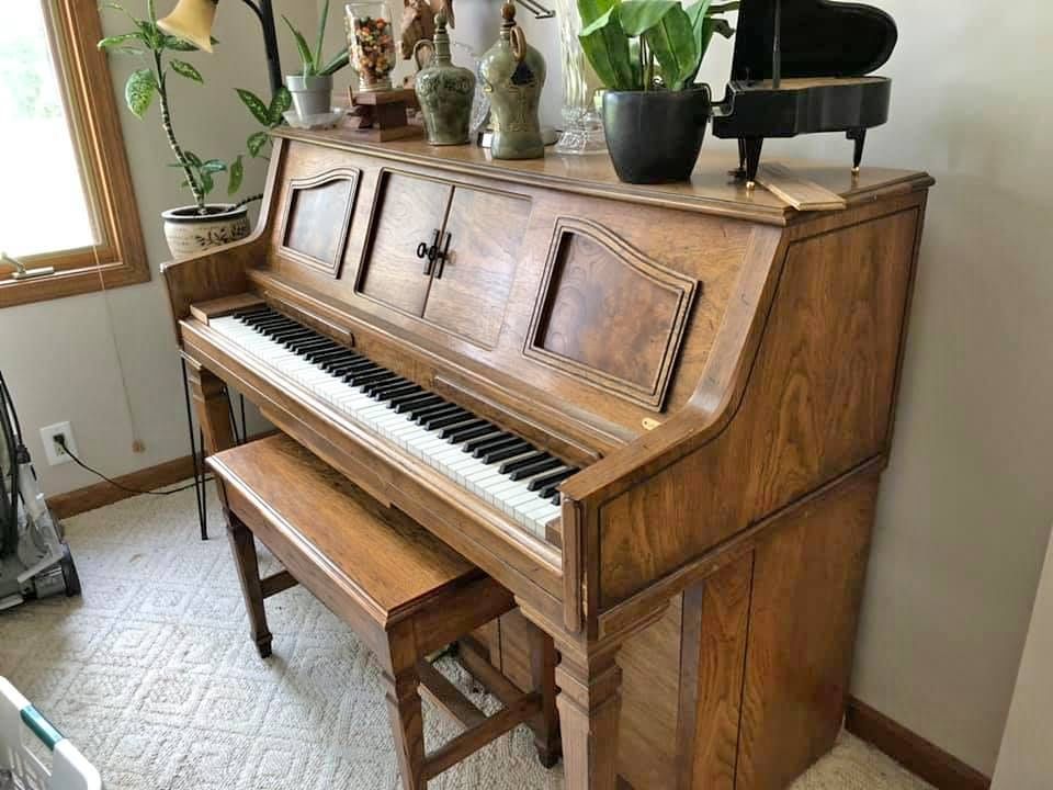 Aoelian Player Piano with Approx. 200 Piano Rolls and Cabinet