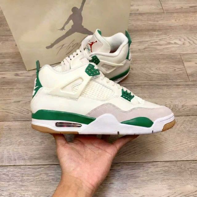 Air Jordan 4 Retro Green and White Men’s Sneakers – Classic Style, Excellent Condition