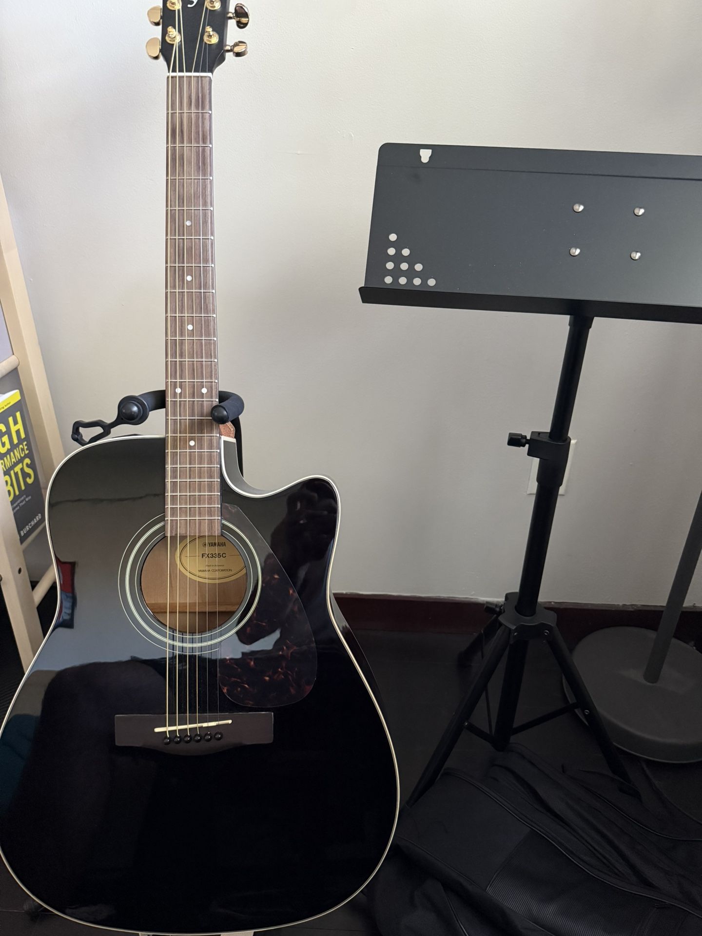 Yamaha FX335C Guitar + Stand + Case