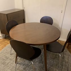 42” ROUND TABLE AND FOUR CHAIRS