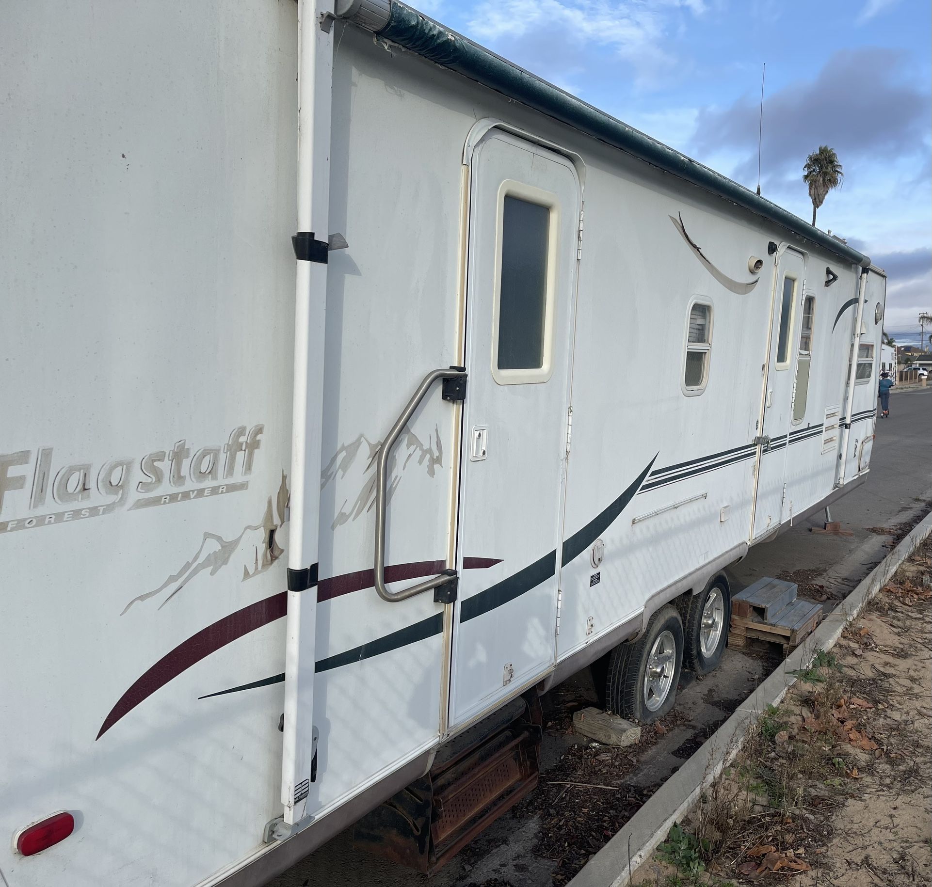 2004 Flagstaff 2 Door Huge Slideout Great Floorplan