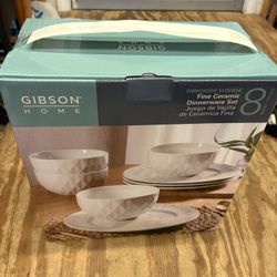 Brand New Gibson 8 piece dinnerware set