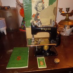 Vintage Singer Sewhandy Sewing Machine 