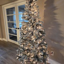 Six foot - pre-lit / flocked Christmas tree with storage bag