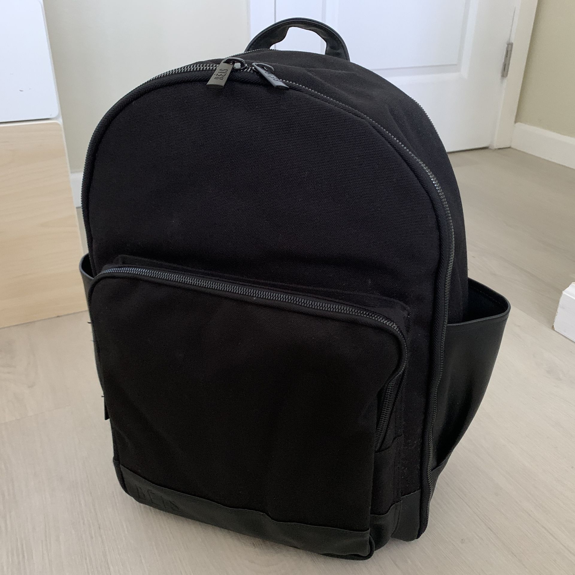 BÉIS 'The Travel Backpack' in Black
