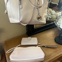 Pale Pink Michael Kors Handbag With Removable Shoulder Strap. 