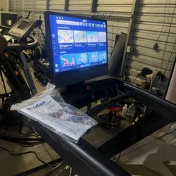 🏃 Commercial 2450 Treadmill – 24” Touchscreen – Delivery Available 🚚