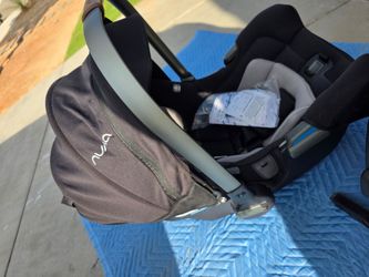 Nuna pipa baby  carseat and base