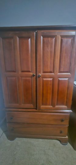Large Wardrobe /.Armoire / Entertainment Center