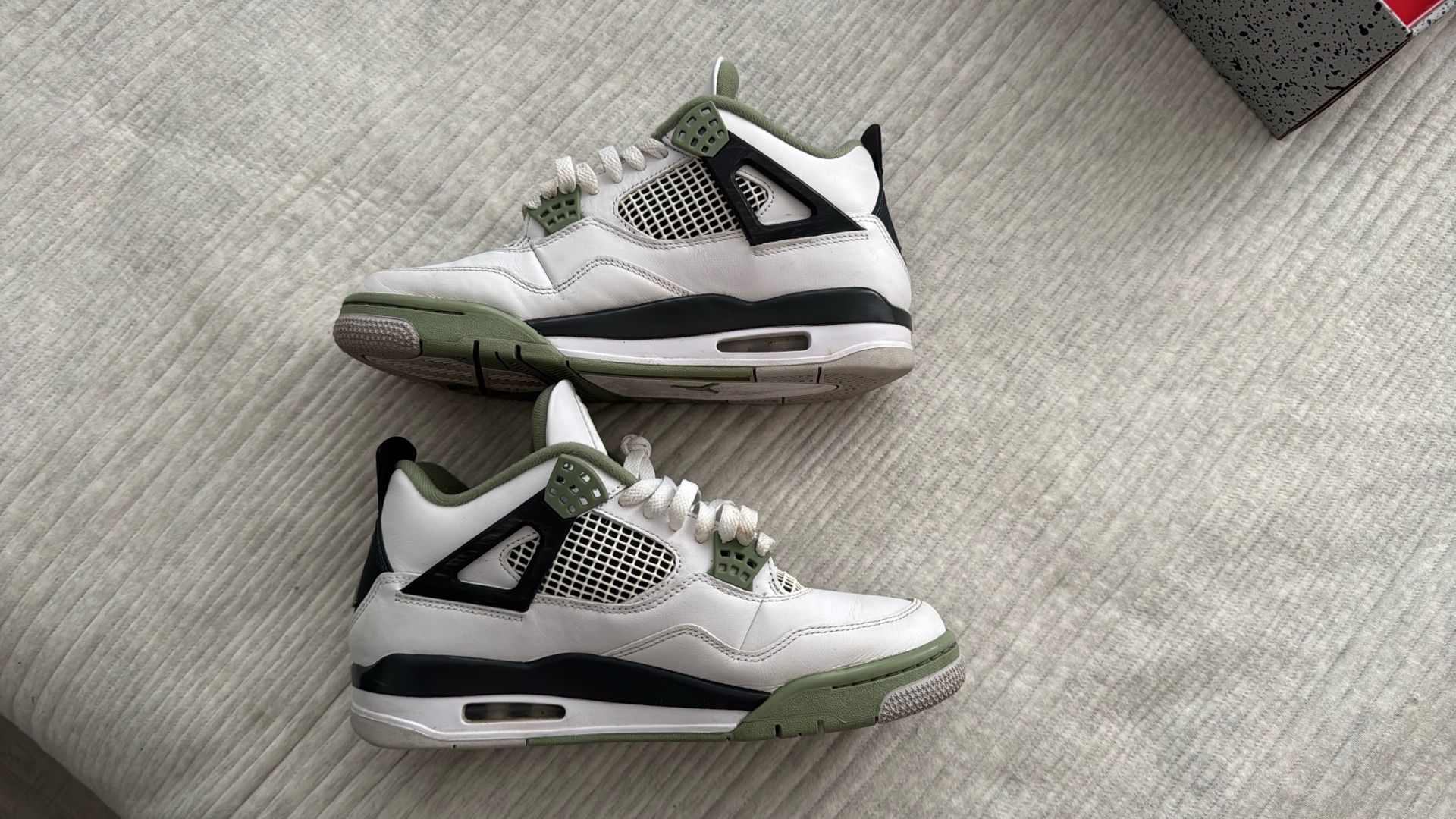 WMNS AIR JORDAN 4 RETRO WHITE/OIL GREEN-DARK ASH