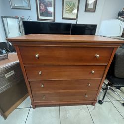 Dresser with four drawers 