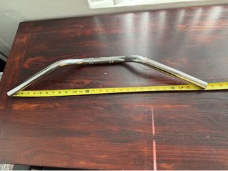 Chrome-plated steel motorcycle handlebar 22mm featuring a low-to-medium rise and integrated center knurling for secure clamp grip.