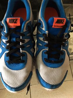 Tennis shoes
