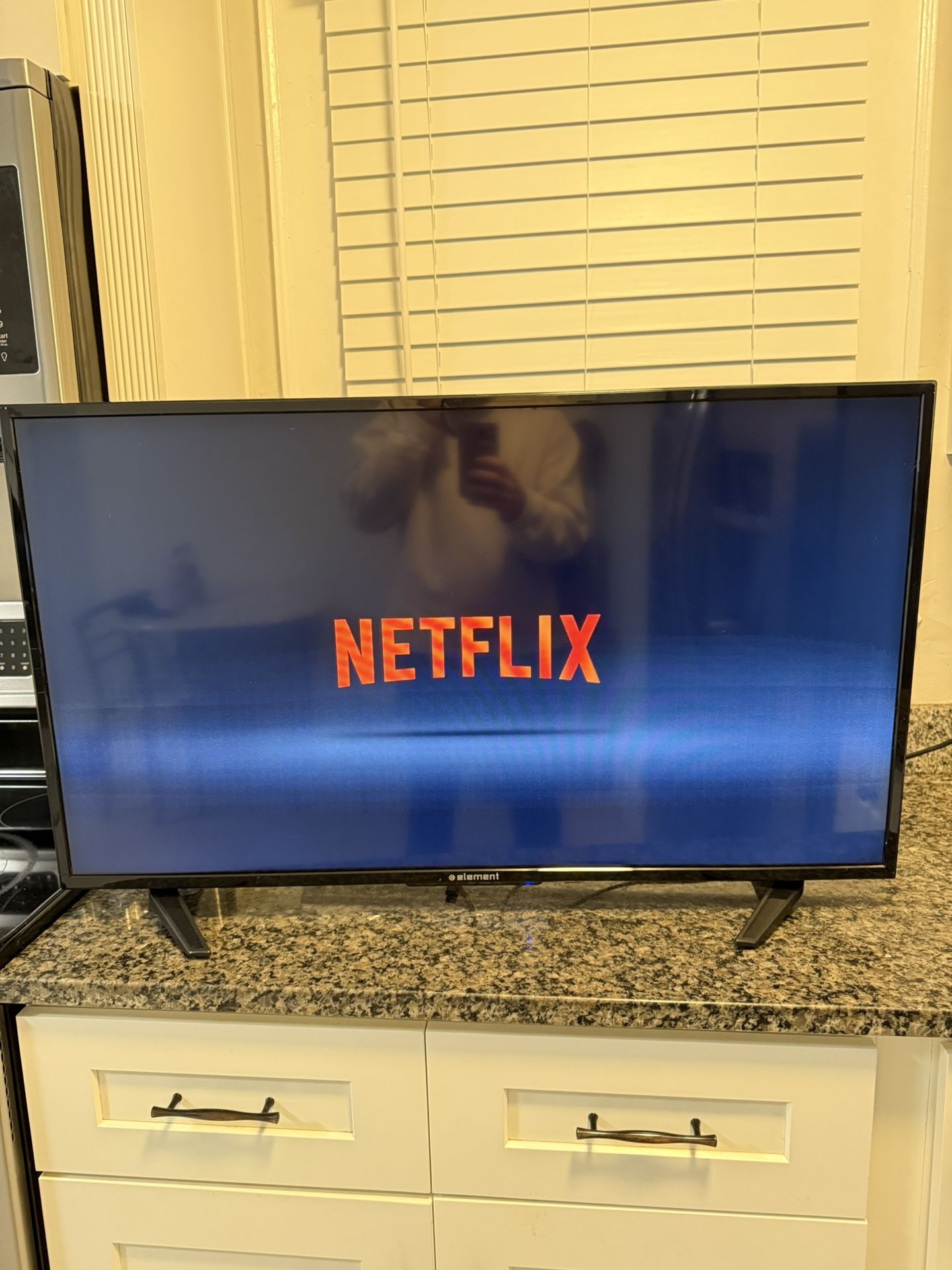 Element 39in TV with remote