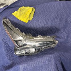2018 2021 Toyota Prius Right Headlight,