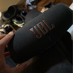 1 JBL Charge 5 And 2 Flip 5 Speakers 