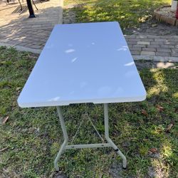 6 Foot Folding Table for Indoor/ Outdoor