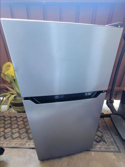 ❄️ Hisense Mini Fridge – Excellent Condition ❄️