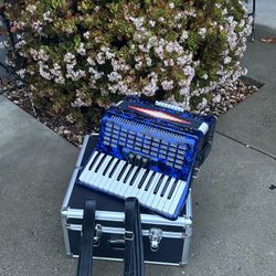 Piano Accordion. 🪗. 34 Kes.    New 