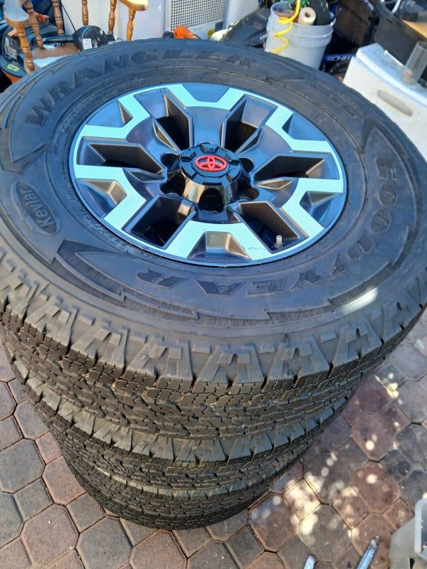 JUEGO DE RRINES PARA TROCAS TOYOTA TACOMA 4RRUNER SECOYA TUNDRA YANTAS SEMINUEVAS MEDIDA 16
