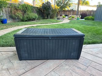 Outdoor storage box