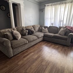 Sala/ sectional couch
