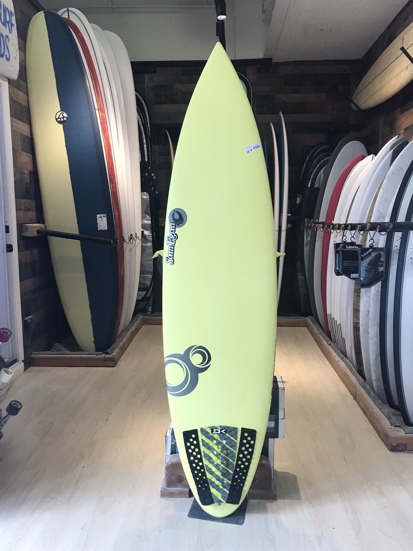 Resin8 Round Tail Surfboard