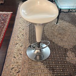 Swivel barstool with the lift