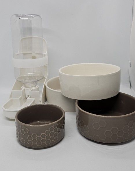Small Pet water food bowls water feeder dispenser
Set of 4 different size food bows and water feeder
Great condition, for small pet like rat, chinch