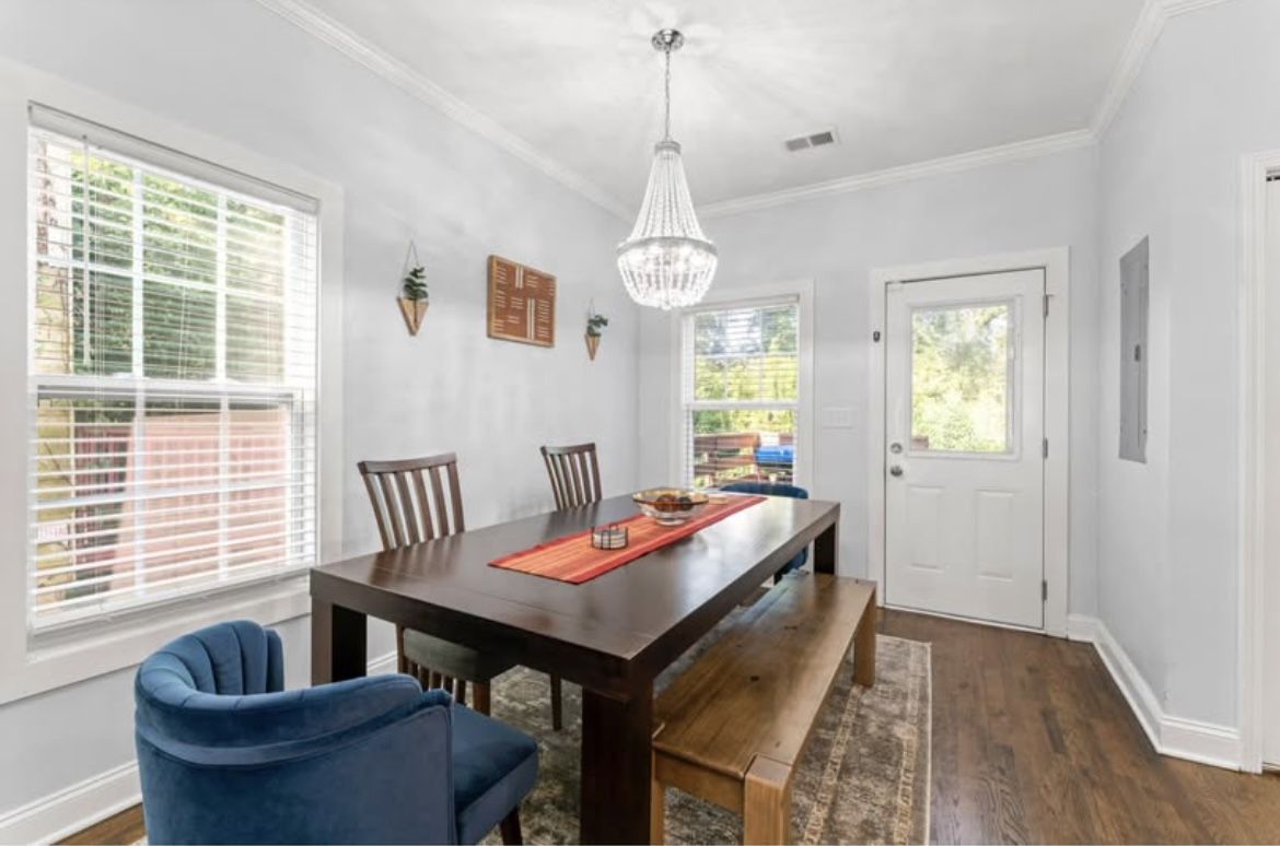 🔥 Solid Wood Table + Matching Bench – Priced to Sell! 🔥