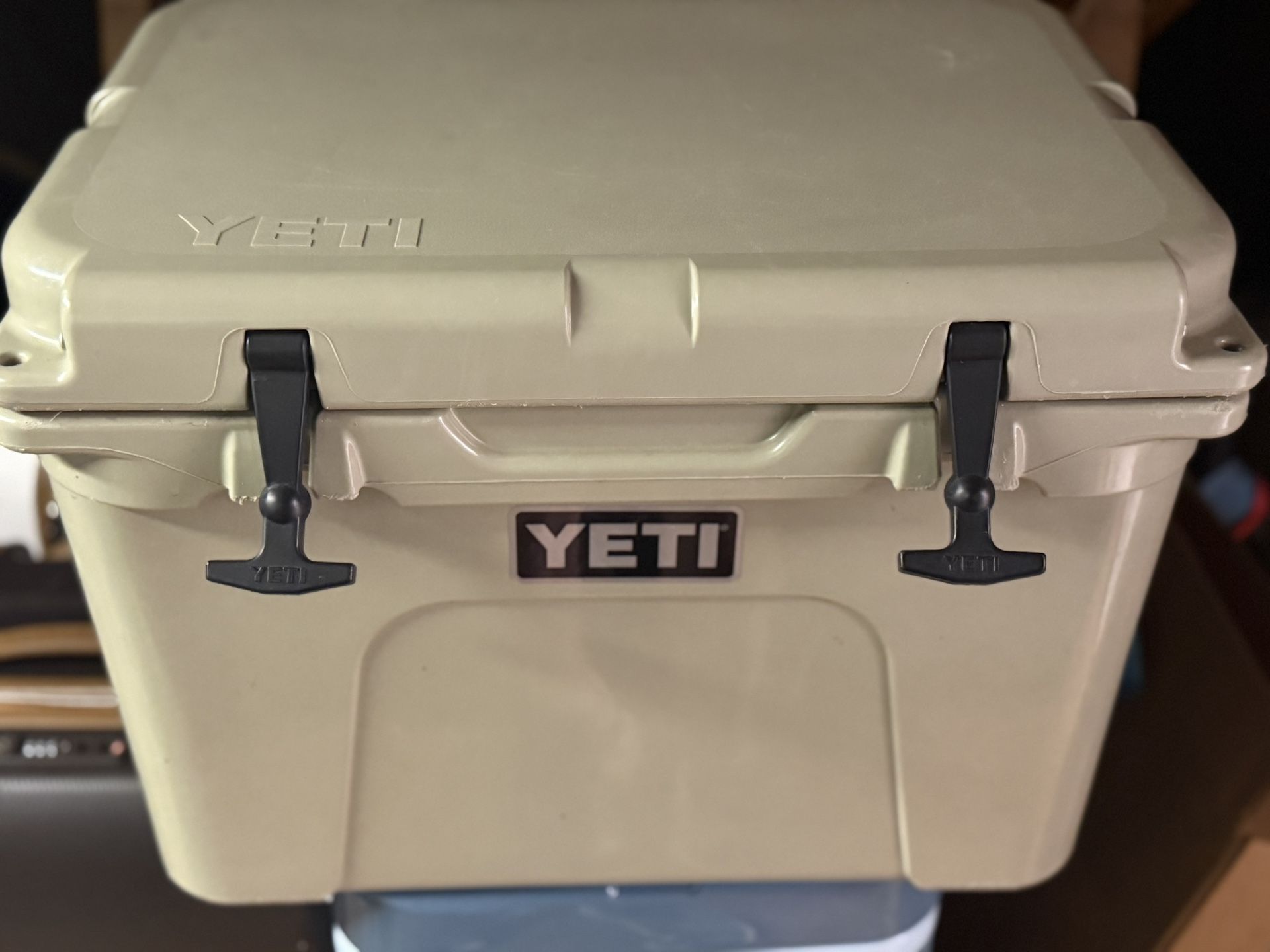 Like New YETI Tundra 35 Hard Cooler – Tan