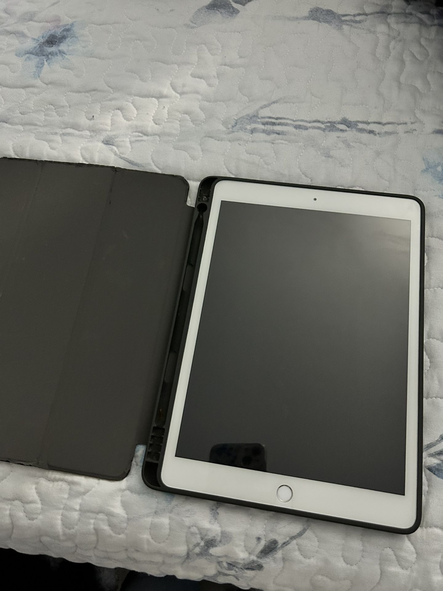 iPad (7th Generation) 128gb Space Gray With Case