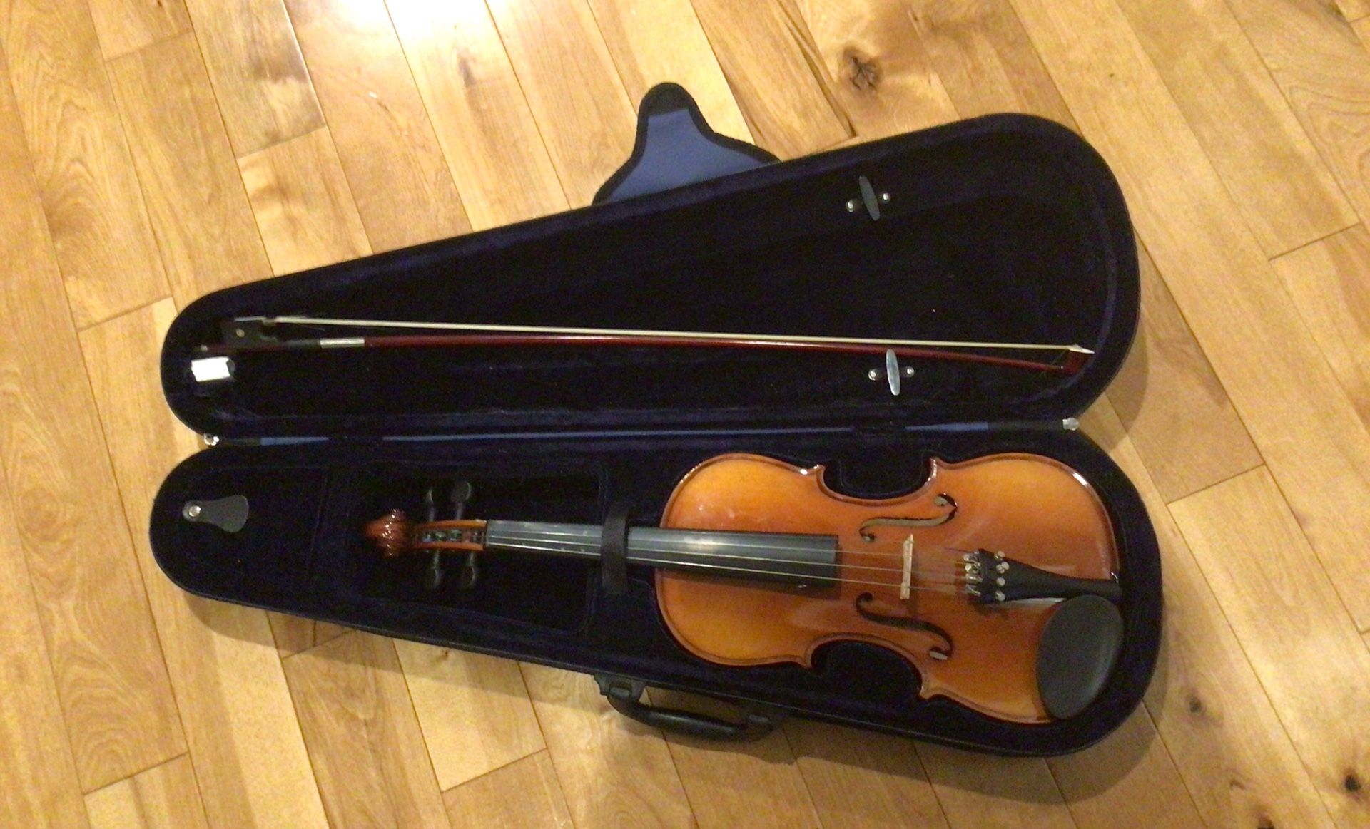 Sonata 4/4 Violin With Case, bow needs to be restrung