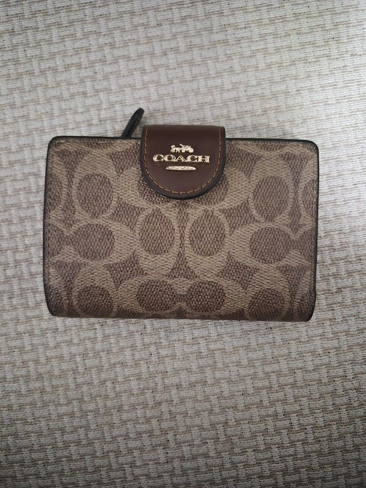 Coach Medium Corner Zip Wallet | Kahki