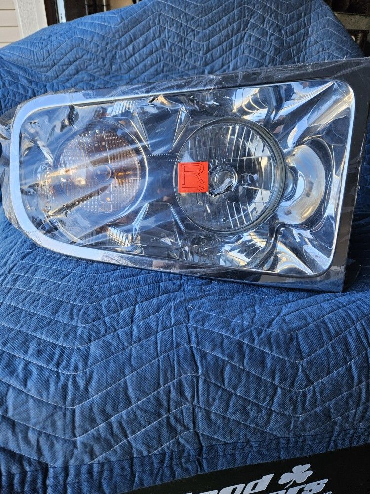 Freightliner Headlight Assembly (Right Side-passenger )Complete) (New)