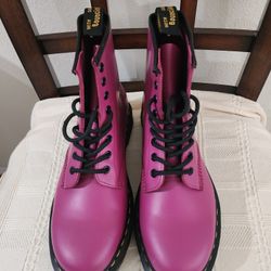 DR MARTENS SIZE  9 UK 41  BRAND  NEW 
