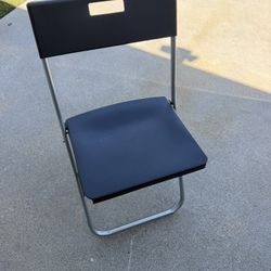 19 Folding Slim Chairs