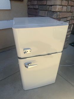 Insignia - 3.1 Cu. Ft. Retro Mini Fridge with Top Freezer and ENERGY STAR Certification - Creamy vanilla