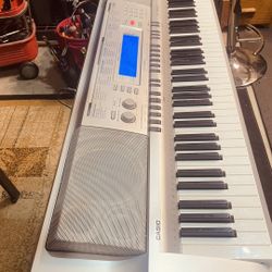 Casio WK-210 76-Key Personal piano Keyboard with 570 Tones