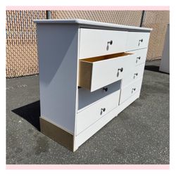 Dresser/ eight drawers dresser