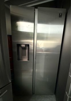 Very nice Samsung refrigerator everything work perfect only $450
