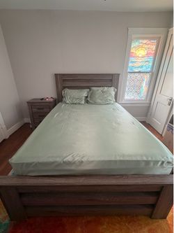 Queen sized bed/bedframe