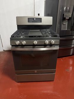 GE 5-burner gas stove in perfect working condition. Delivery and installation available with a 3-month warranty.