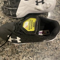 Under Armour Boys Baseball Cleats Size 1.5y