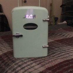 Mini Retro Beverage Fridge