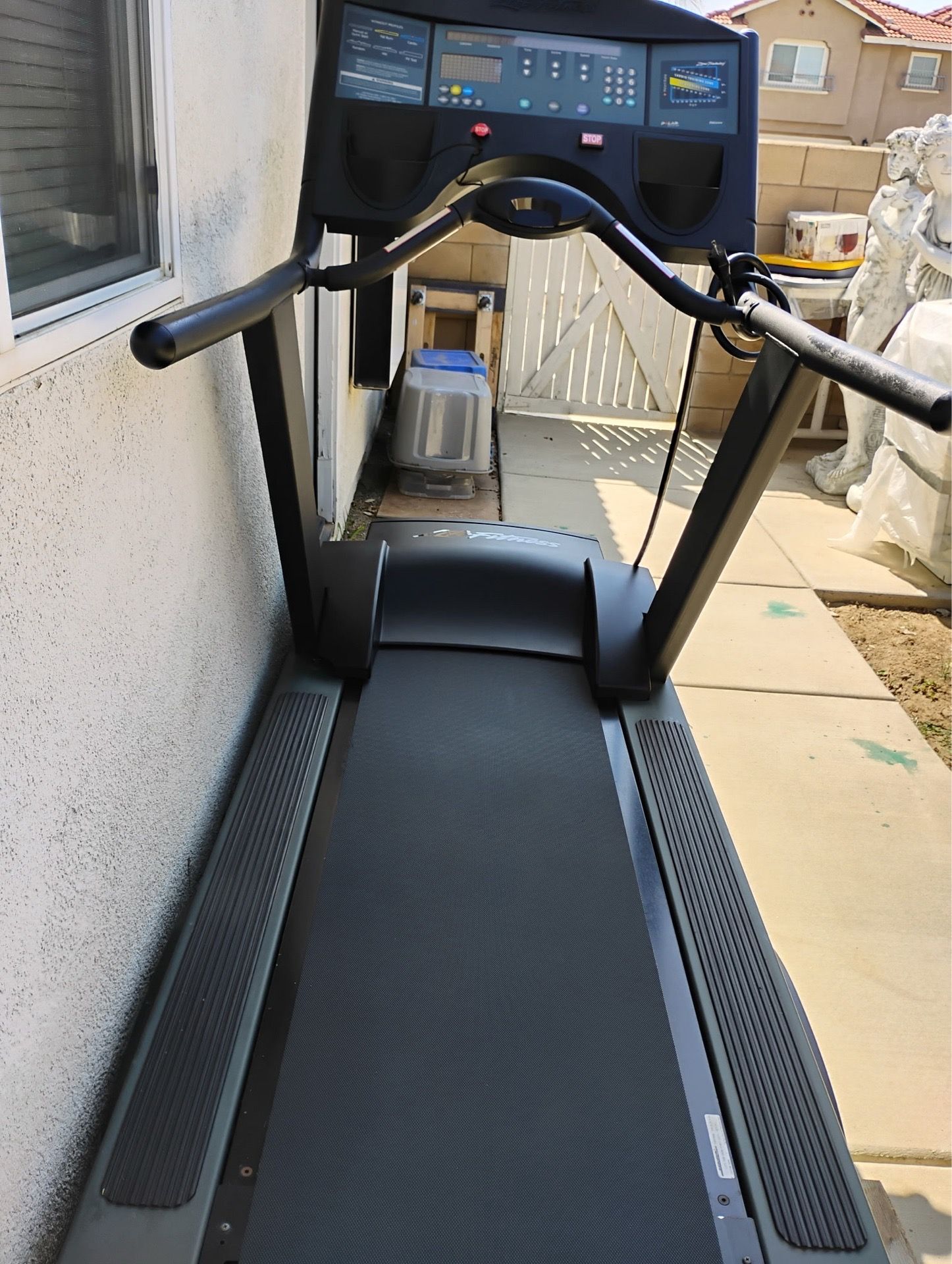 Life fitness treadmill
