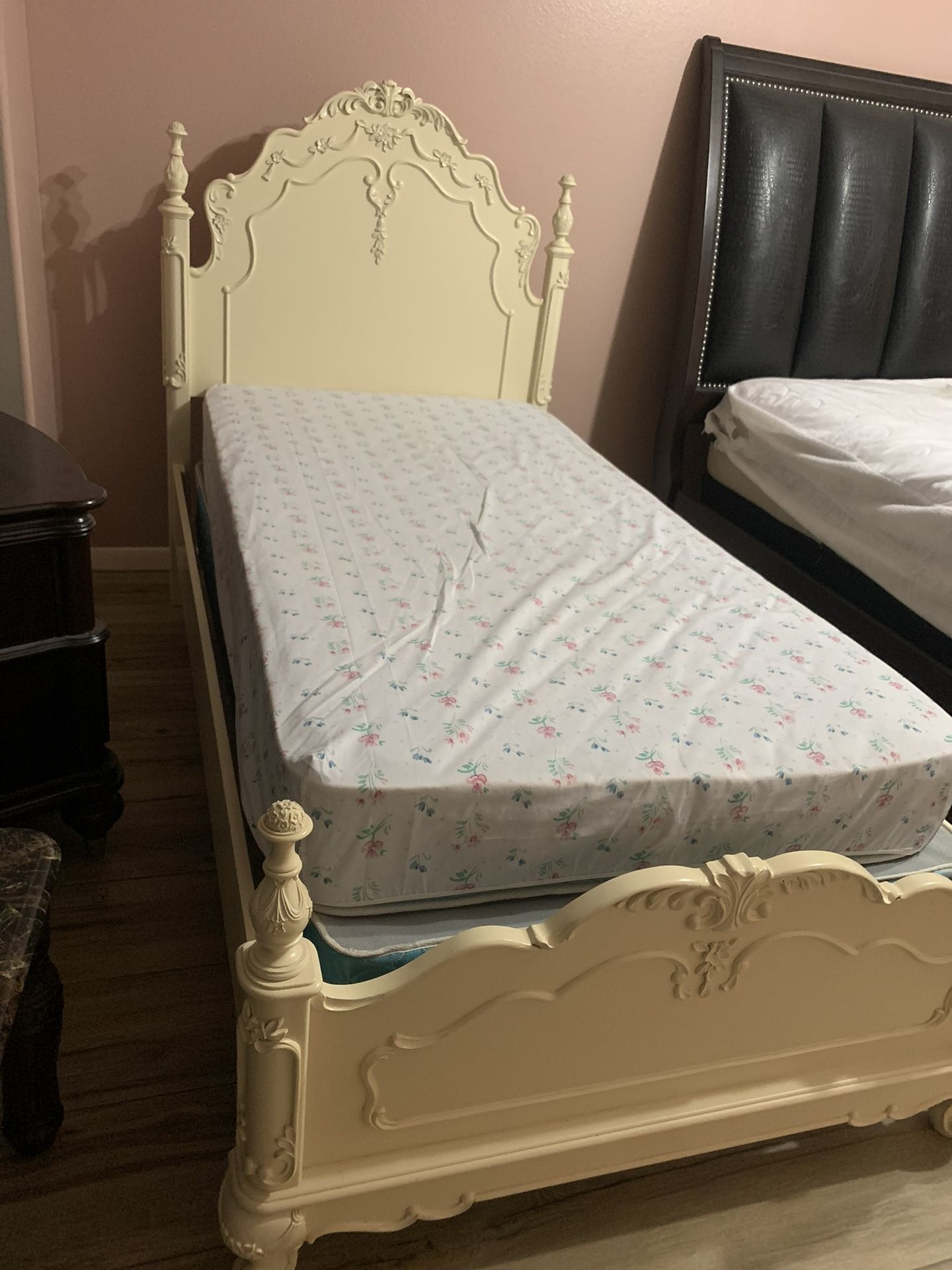 Wooden Twin Size Bed with Matresss